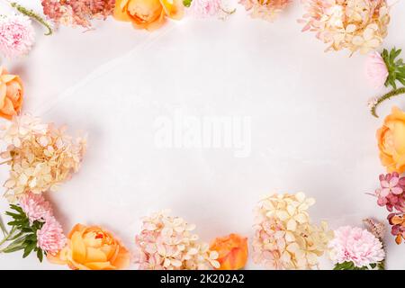 Herbst kreative Komposition Rosen, Hortensien Blumen auf grauem Hintergrund. Herbst, Herbsthintergrund. Flach liegend, Draufsicht, Kopierbereich Stockfoto