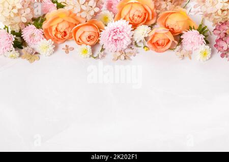 Herbst kreative Komposition Rosen, Hortensien Blumen auf grauem Hintergrund. Herbst, Herbsthintergrund. Flach liegend, Draufsicht, Kopierbereich Stockfoto