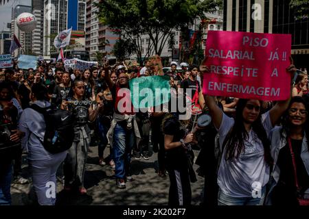 Sao Paulo, Brasilien. 21. September 2022. SP - Sao Paulo - 09/21/2022 - SAO PAULO, BERUFLICHER KRANKENPFLEGE-PROTEST - Pflegefachkräfte protestieren heute Mittwoch Morgen (21) auf der Avenida Paulista gegen die Aussetzung der Gehaltsabrechnung durch den Obersten Bundesgerichtshof (STF). Foto: Suamy Beydoun/AGIF/Sipa USA Quelle: SIPA USA/Alamy Live News Stockfoto