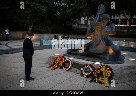 Tel Aviv, Israel. 21. September 2022. Steffen Seibert, Botschafter Deutschlands in Israel, nimmt an einer Kranzniederlegung Teil, die anlässlich des 50.. Jahrestages der Angriffe auf das israelische Olympia-Team während der Olympischen Sommerspiele 1972 in München stattfindet. Quelle: Ilia Yefimovich/dpa/Alamy Live News Stockfoto