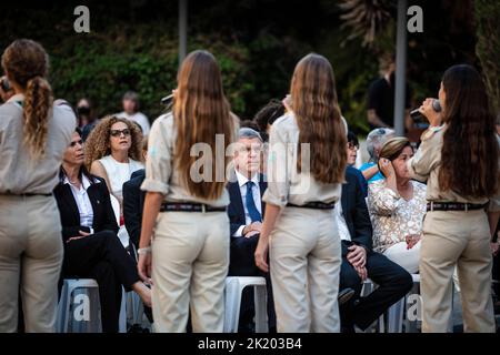 Tel Aviv, Israel. 21. September 2022. Thomas Bach (C), Präsident des Internationalen Olympischen Komitees (IOC), nimmt an einer Kranzniederlegung Teil, die anlässlich des 50.. Jahrestages der Angriffe auf das israelische Olympische Team während der Olympischen Sommerspiele 1972 in München stattfand. Quelle: Ilia Yefimovich/dpa/Alamy Live News Stockfoto