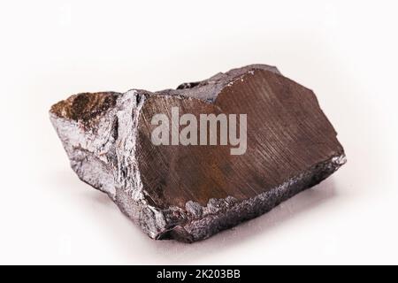 Stahlerz, hergestellt aus Eisenerz, isolierter weißer Hintergrund Stockfoto