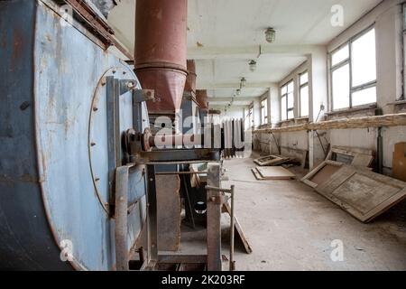 Eine alte verlassene Halle mit Lüftungsgeräten Stockfoto