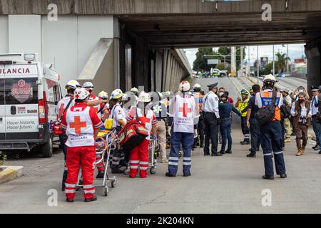 Die Einsatzkräfte nahmen an einer Übung am Straßenverkehrsknotenpunkt Juárez-Serdán Teil, um an die Erdbeben vom 19., 1985. Und 2017. September zu erinnern. Stockfoto