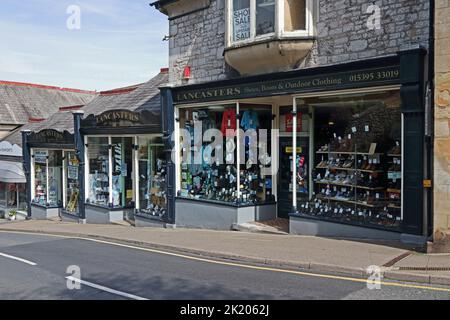 Lancaster's Schuhe, Stiefel und Outdoor-Bekleidung, Houseworld und Linen Box Shops, Grange-over-Sands Stockfoto