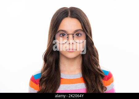 Portrait von niedlichen smart clever kleines Mädchen auf gelbem Hintergrund isoliert. Ernsthaftes kaukasisches Kind, das die Kamera anschaut. Stockfoto