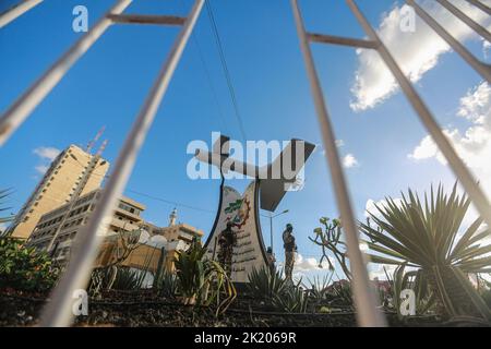 Gaza-Stadt, Palästinensische Gebiete. 21. September 2022. Mitglieder der Izz ad-DIN al-Qassam Brigaden, des militärischen Flügels der islamistischen Bewegung der palästinensischen Hamas im Gazastreifen, stehen während der Einweihung des "Shehab Platzes" neben einem Modell der lokal hergestellten Drohne "Shehab". Die Selbstmorddrohne wurde von der Hamas gebaut, um Sprengköpfe zu transportieren und kann über weite Strecken zurückgelegt werden. Die al-Qassam Brigaden behaupteten, die Drohne während der israelischen Palästina-Krise von 2021·verwendet zu haben. Kredit: Mohammed Talatene/dpa/Alamy Live Nachrichten Stockfoto