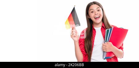 Überraschendes Kind hält deutsche Flagge und Schulkopiebuch für das Studium isoliert auf weißer, deutscher Sprache. Porträt einer Schülerin, Studiobanner Stockfoto