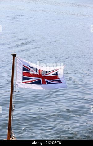 Union Flagge, die am Fahnenmast fliegt Stockfoto
