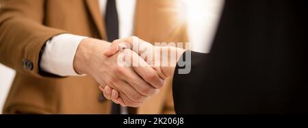 Geschäftsmann Hände schütteln, erfolgreiche Geschäftsmann Handshake nach gutem Deal für beide Unternehmen Geschäftsleute Handshake nach Abschluss der Sitzung Stockfoto