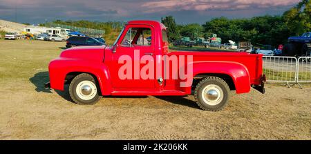 Red american Farmauto mit Natur Hintergrund Stockfoto