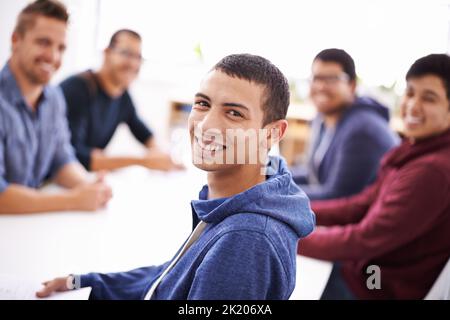 Aufregung über das neue Projekt. Eine Gruppe von Jungs, die ein Treffen haben. Stockfoto