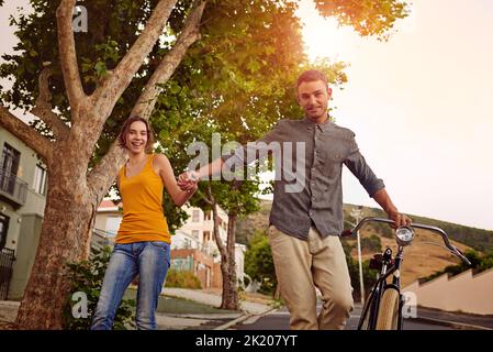 Verlieben Sie sich in Ihren besten Freund. Ein glückliches junges Paar genießen einen romantischen Spaziergang zusammen im Freien. Stockfoto