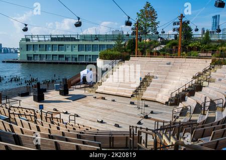 Amphitheater auf der Little Island am Pier 55 entlang des Hudson River in New York City, NY, USA. Stockfoto