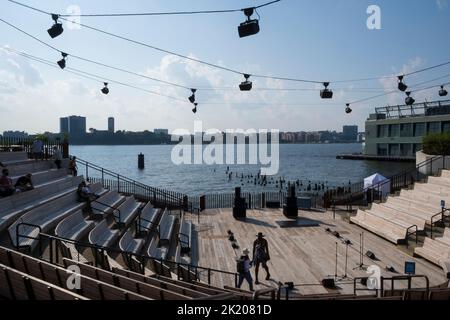 Amphitheater auf der Little Island am Pier 55 entlang des Hudson River in New York City, NY, USA. Stockfoto