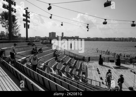 Amphitheater auf der Little Island am Pier 55 entlang des Hudson River in New York City, NY, USA. Stockfoto