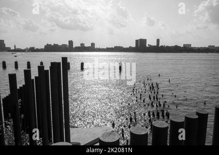 Little Island am Pier 55 entlang des Hudson River in New York City, NY, USA. Stockfoto