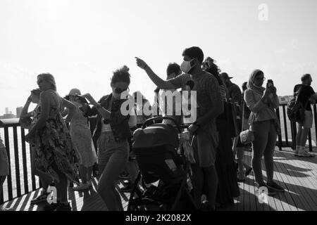 Touristen auf der Little Island am Pier 55 entlang des Hudson River in New York City, NY, USA. Stockfoto