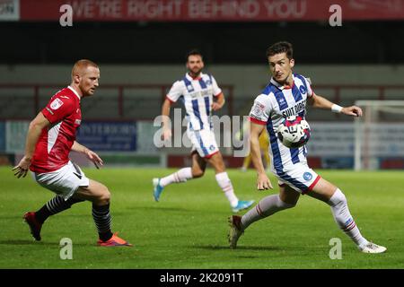 Alex Lacey von Hartlepool United im Einsatz mit Morecambe's Liam Gibson während des EFL Trophy-Spiels zwischen Morecambe und Hartlepool United in der Globe Arena, Morecambe am Dienstag, 20.. September 2022. (Kredit: Mark Fletcher | MI News) Kredit: MI Nachrichten & Sport /Alamy Live News Stockfoto