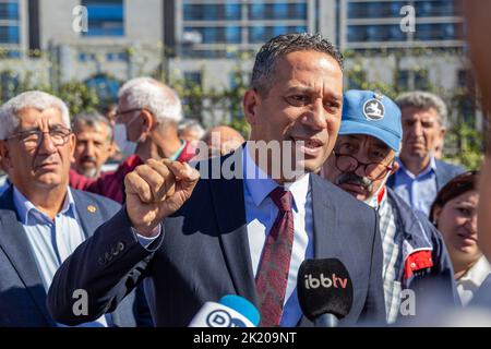 21. September 2022: Ali Mahir Basarir, Abgeordneter der Republikanischen Volkspartei, gibt am 21. September 2022 vor dem Gerichtsgebäude in Kartal, Istanbul, Turkiye, eine Presseerklärung zum Fall Ekrem Imamoglu ab. Der Prozess gegen den Bürgermeister der Stadtverwaltung Istanbul, Imamoglu, wurde auf den 11. November verschoben, weil er Mitglieder des Obersten Wahlausschusses beleidigt hatte. Kemal Polat, der Anwalt des Angeklagten Ekrem Imamoglu, nahm an der Anhörung vor dem anatolischen Strafgericht 7. erster Instanz Teil. Die Abgeordneten der CHP-Gruppe Ozgur Ozel und Engin Altay, Sezgin Tanrikulu und Gursel Tekin, Stockfoto