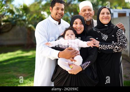 Drei Generationen der Liebe. Eine muslimische Familie genießt einen Tag draußen. Stockfoto