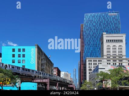 Chicago, USA - 2022. August: Blick nach Norden auf die Wabash Avenue mit dem Loop-Pendlerzug und dem neuen Hochhaus der Roosevelt Univers Stockfoto