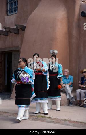 Die Mitglieder der Zuni Olla Maidens aus dem Zuni Pueblo in der Nähe von Gallup, New Mexico, treten bei einer öffentlichen Veranstaltung in Santa Fe, New Mexico, auf. Stockfoto