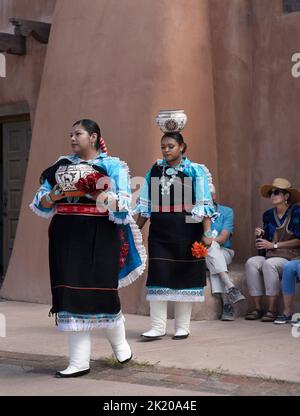 Die Mitglieder der Zuni Olla Maidens aus dem Zuni Pueblo in der Nähe von Gallup, New Mexico, treten bei einer öffentlichen Veranstaltung in Santa Fe, New Mexico, auf. Stockfoto