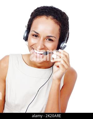 Die freundliche Stimme von Ihnen begleitet Ihre Helpline. Studioaufnahme einer jungen Frau, die ein Headset auf Weiß trägt. Stockfoto