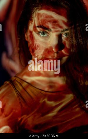 Abstraktes Porträt. Vitiligo Haut. Autoimmunerkrankung. Dermatologieproblem. Doppelbelichtung Kunstprojektion der Frau in braun-weißem Farbkontrast Pigme Stockfoto