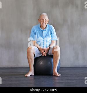 Aktiv und glücklich bleiben. Ein älterer Mann bei einer Physiotherapie. Stockfoto