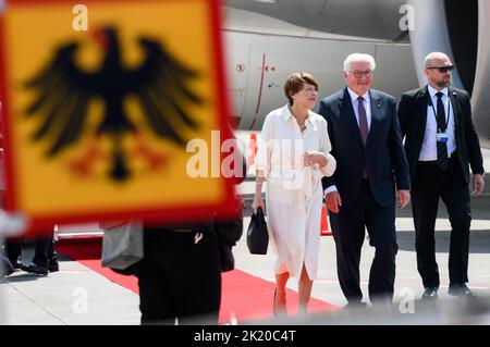 Guadalajara, Mexiko. 21. September 2022. Bundespräsident Frank-Walter Steinmeier und seine Frau Elke Büdenbender erreichen den internationalen Flughafen Miguel Hidalgo y Costilla in Guadalajara. Präsident Steinmeier und seine Frau sind zu einem zweitägigen Besuch in Mexiko. Quelle: Bernd von Jutrczenka/dpa/Alamy Live News Stockfoto