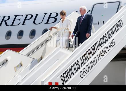 Guadalajara, Mexiko. 21. September 2022. Bundespräsident Frank-Walter Steinmeier und seine Frau Elke Büdenbender erreichen den internationalen Flughafen Miguel Hidalgo y Costilla in Guadalajara. Präsident Steinmeier und seine Frau sind zu einem zweitägigen Besuch in Mexiko. Quelle: Bernd von Jutrczenka/dpa/Alamy Live News Stockfoto