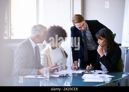 Die Arbeit mit Teamwork erledigen. Eine Gruppe von Geschäftskollegen trifft sich im Sitzungssaal. Stockfoto