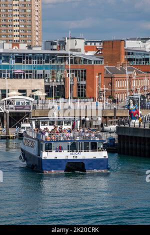 Touristen auf einem kleinen Boot auf einer Waterbourne-Tour Bootsfahrt durch den Hafen von portsmouth, Besucherattraktionen und gunwharf Kais an der Küste von portsmouth in großbritannien Stockfoto