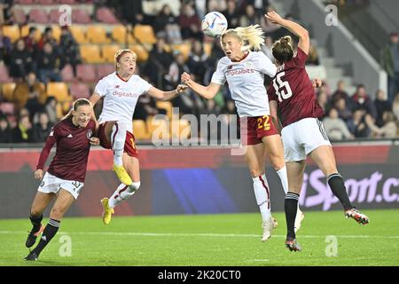 Prag, Tschechische Republik. 21. September 2022. (L-R) Anna Dlaskova von Sparta, Benedetta Glionna und Sophie Haug von Roma und Antonie Starova von Sparta im Einsatz während des Qualifikationsspiels AC 2. Sparta Praha vs AS Roma in Prag, Tschechische Republik, 21. September 2022. Quelle: VIT Simanek/CTK Photo/Alamy Live News Stockfoto