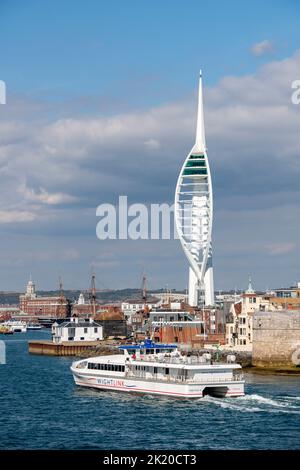 Die Insel wight fastcat Fähre von wightlink in den Hafen von portsmouth neben gunwharf Kais und dem Spinnaker Tower Aussichtspunkt. Stockfoto