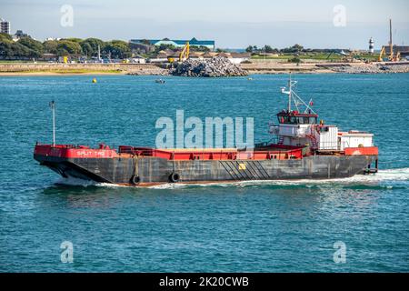 Split zwei Motor Trichter Schiff in portsmouth Hafen, spezielle Schiff Split zwei Motor Trichter gebaut 1975, spezielle Lastkahn, Lastkahn Trichter. Stockfoto