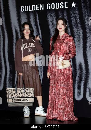 Seoul, Südkorea. 21. September 2022. (L bis R) der südkoreanische Rapper, Sänger, Songwriter Soyeon und der taiwanesische Rapper Yeh Shu-hua, Mitglieder der K-Pop Girl Group (G)i-dle, nehmen am 21. September 2022 an einem Fotoanruf zur Eröffnung des Golden Goose Pop-Up Store im Hyundai Seoul in Seoul, Südkorea, Teil. (Foto: Lee Young-ho/Sipa USA) Quelle: SIPA USA/Alamy Live News Stockfoto