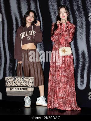 Seoul, Südkorea. 21. September 2022. (L bis R) der südkoreanische Rapper, Sänger, Songwriter Soyeon und der taiwanesische Rapper Yeh Shu-hua, Mitglieder der K-Pop Girl Group (G)i-dle, nehmen am 21. September 2022 an einem Fotoanruf zur Eröffnung des Golden Goose Pop-Up Store im Hyundai Seoul in Seoul, Südkorea, Teil. (Foto: Lee Young-ho/Sipa USA) Quelle: SIPA USA/Alamy Live News Stockfoto