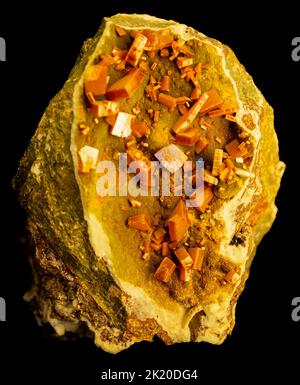 Wulfenit-Mineralexemplar isoliert auf schwarzem Hintergrund Stockfoto