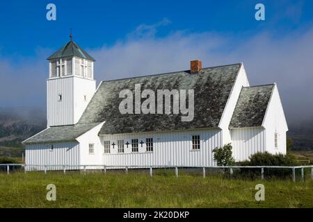Weiße hölzerne Slottenkirche auf der malerischen Route von Havoysund, Norwegen Stockfoto