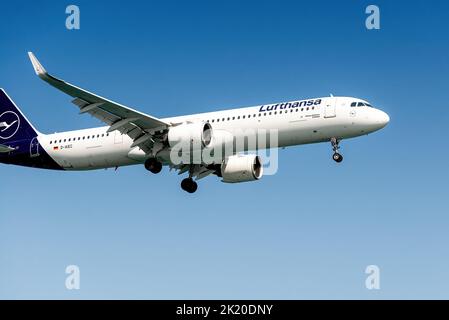 Larnaca, Zypern - 17. Juli 2022: Airbus A321-271NX der Lufthansa Airlines landet am Flughafen Glafcos Clerides Stockfoto