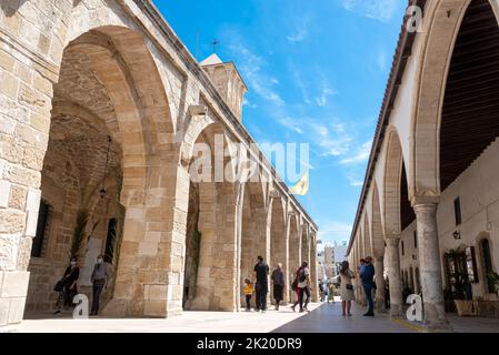 Larnaca, Zypern - 16. April 2022: Menschen besuchen die Lazarus Kirche Stockfoto