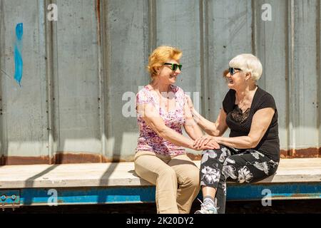 Zwei ältere Frauen treffen sich gerne Stockfoto
