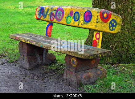 Lingen, Deutschland - Feb 8 2022 Eine romantische Bank in einem öffentlichen Park in Lingen. Es scheint von Kindern gemalt zu sein Stockfoto