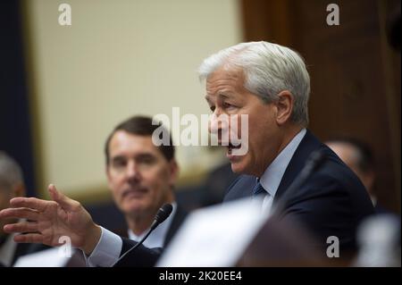 Washington, Usa. 21. September 2022. Jamie Dimon, Chairman und CEO von JPMorgan Chase & Company, spricht am Mittwoch, den 21. September 2022, während einer Anhörung des Finanzdienstleistungsausschusses des Repräsentantenhauses über die Rechenschaft über die „Megabanken“ im US-Kapitol in Washington, DC. Foto von Bonnie Cash/UPI Credit: UPI/Alamy Live News Stockfoto