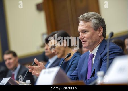 Washington, Usa. 21. September 2022. Brian Moynihan, Chairman und CEO der Bank of America, spricht am Mittwoch, den 21. September 2022, während einer Anhörung des Finanzdienstleistungsausschusses des Repräsentantenhauses über die Verantwortlichkeit von „Megabanks“ im US-Kapitol in Washington, DC. Foto von Bonnie Cash/UPI Credit: UPI/Alamy Live News Stockfoto