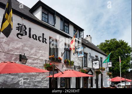 Caernarfon, Großbritannien, 11. Juli 2022: The Black Boy Inn Bar & Restaurant in Caernarfon in Nordwales. Stockfoto