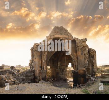 Historische Kirche und Tempel bei Sonnenaufgang. Ani Stadt Ruinen historischen alten. Kars. Ostanatolien, Türkei. Stockfoto